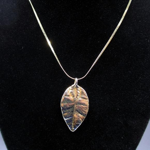 Jewelry - Vintage 15" Dainty Chain & Leaf Pendent Necklace